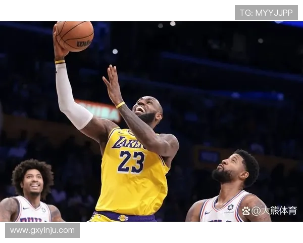 詹姆斯重返湖人训练场迎接新赛季 浓眉称全队目标是总冠军